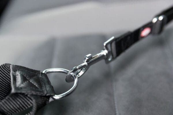 Trixie reguliuojamas saugos diržas šunims, tvirtinamas prie petnešų, skirtas keliaujant automobiliu, juodas