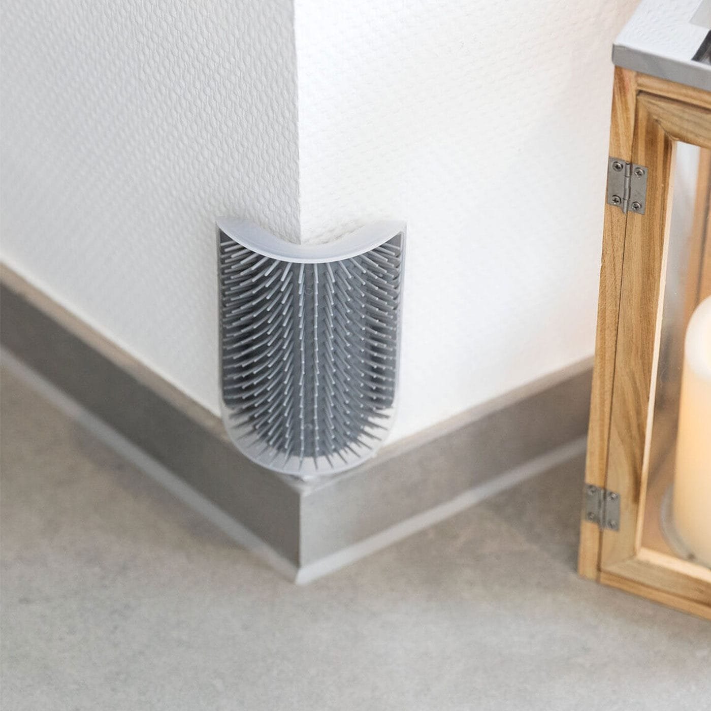 Trixie masažinis šepetys katėms skirtas naudoti ant kampų, pilkas